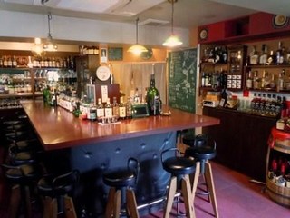 Bar Peacoat - カウンターの色で落ち着いた雰囲気になり、ウイスキーをよりいっそう美味しく楽しんで頂けます。