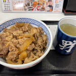 Yoshinoya Meguro Eki Mae Ten - 暑いですが、暖かいお茶をオーダー