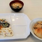 Toyoko Inn Kumamoto Ekimae - 盛り付けたが、お皿が大きすぎる