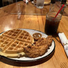 Cici's Chicken & Waffles - 2ピースチキン＆ワッフル（+チョコトッピング）