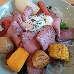 Organic Cafe てんとうむしばたけ - ローストビーフ丼