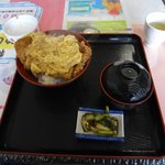 Nagomi Gohan Ya - 秘伝いつものカツ丼。肉厚のあるカツに驚かされました。あと、ついてきた野沢菜が美味しかったです。