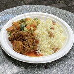 DEURALI - フェス料理のプラウ、チキンカレー＆アチャール