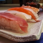 Kaiten Zushi Misaki Beanshinsugitaten - 機械が丸めたシャリにタネを載せただけ　握りではありません　しかも小さい