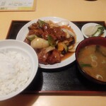 Daisangen - 酢豚定食1200円〜この写真だと酢豚の皿は小さく見えるが実物はデカく圧倒された。