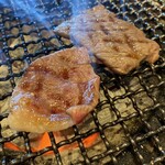 楽しい煉屋 - 肩ロースとミスジ焼いています