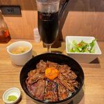 Wine Sakaba Uracche! - 牛ハラミのステーキ丼（ライスおかわり無料）　1080円