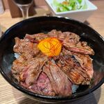 Wine Sakaba Uracche! - 牛ハラミのステーキ丼（ライスおかわり無料）　1080円