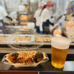 Tsukiji Gindako Tokyodomuten - ◎ 築地銀だこでたこ焼きと生ビールを購入❗️