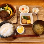 Cafe BAUM - ●飛騨牛ハンバーグランチ　950円（前菜付き）
                      この金額でこの味わいのハンバーグ、
                      そしていろいろ小鉢も付いていて
                      950円なのはかなりコスパが良い感じ❕