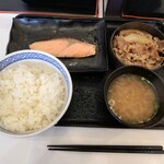 Yoshinoya Junanagosen Kamio Ten - 牛鮭定食 657円