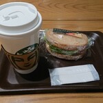 スターバックスコーヒー - ドリップコーヒー(G) 396円 クラブハウスサンド石窯カンパーニュ514円  ※店内価格