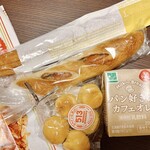 513BAKERY Mietsu Kochaya Ten - ベビーカステラパン(5個入り)　135円、パン好きのカフェオレ　140円、ロングソーセージ(ハーフ)　226円、手作りスペインチュロスきなこ　194円