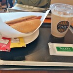 Tully's Coffee Rinku Shi-Kuru Ten - プレーンドッグはシンプルで、ケチャップとマスタードはお好みです。