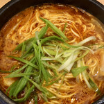 Horumon Ramen 8910 Akasaka Ten - たっぷり長ネギの下には