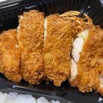 べんとうのピクニック - ２９２円の格安といえども大きなチキンカツの下にはスパゲティも添えられてボリュームも充分ですよ。