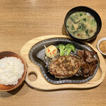 Bikkuri Donkey Minamigyotoku Ten - ハンバーグ ＆ コロコロステーキ ランチ （ライス＋みそ汁付き）　１５０ｇ　１６７０円 ＆ 小盛ライスに変更　－５５円 （通常２００ｇ小盛１５０ｇ）　(2022/09)