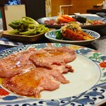 Yakiniku Saisai Kurogyu - 半分取ってしまったタン、奥の大皿はファミリー盛り