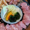 吉兆 - 料理写真:左極上カルビ、右カルビ、左上ホルモン、右上鶏肉。