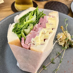 Ristorante三本珈琲店 - 本日の自家製サンドイッチ   1100円。ローストビーフとポテトサラダ。半分にカットしていただきました✧︎⡱