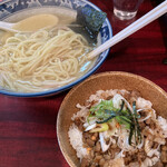 Menya Kamakurayama - チャーシューネギ丼250円と麺の様子。中華そばよりやや太い麺