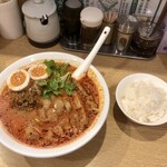 Buchi Ya - 「排骨坦々麺」(1100円)+「煮玉子」(130円)、サービス半ライス