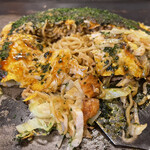 Okonomiyaki Hiroshima Ten Yoshi - 天よし玉断面図