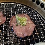 Yakiniku Yasumori Shimonoseki Osaka Ten - 上塩タンにネギ塩乗せ〜♪