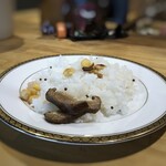 ぐぐカレー。 - ◆ご飯もつやつや。ナッツやレーズンが添えられ、椎茸はサービスで付けて下さいました。m(__)m