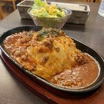 カフェボロン - ◎本日のランチ　ミートオムライス¥800
　※ランチはサラダorパンが選べます
　※後会計
　※大盛り¥200マシ
　※チーズかけ¥100マシ