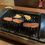 Yakiniku 39 Gorilla Oosakashinaniwaku Daikoku Ten - 焼いてるとこ