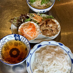 Raindrop - 豚肉の生姜焼きつけ麺ブンチャー720円と蒸し鶏と香菜のミニ丼300円