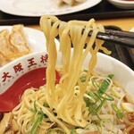 大阪王将 - 醤油ラーメン、麺リフト！