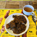 CHURRASCO B - カレーにはお肉がゴロゴロ