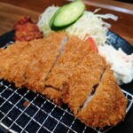 Tonkatsu Kushikatsu Ton ton - 令和4年11月 ランチタイム
                      ロースかつランチ 880円
                      ロースかつ120g、唐揚げ、サラダ、ご飯、赤出汁、漬けもの