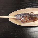 Mansaku - 入り口脇の露店で売られていたヤマメの串焼き　