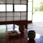 草ぶえの丘 昔の民家 - 料理写真:もち（200円）、お茶はセルフサービス（無料）