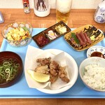 Shinnosuke Shokudo - 若鶏から揚げ＆焼魚定食850円ですがご飯小盛でお願いしたので50円引き（瓶ビール600円は別注）