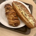 Deli Cafe Kitchen Kusatsu - 「ベーコンポテトドッグ」(200円)+「あらびきフランクデニッシュ」(230円)