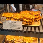 Mr. Waffle Hatanodai Eki Naka Ten - いろんなお味あり