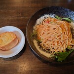 GEAR - ○カニクリームパスタ
                        
                        ○パン
                        カットされたフランスパンに
                        マーガリンが塗られてる。