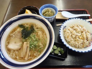 Mendokoro Sansui - しょうゆ（豚骨）ラーメンセット700円（チャーハンは先着6名のみで一般はおむすび）