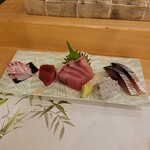 Tasuke Zushi - 左から、チカメキントキ昆布締め
      、マグロ
      、ブリヒラ
      、ゲソ
      、〆サバ