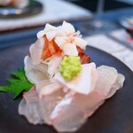 Japanese Cuisine Tobi Ume - お造りは炭火で炙った伊勢海老と手前にヒラメ。