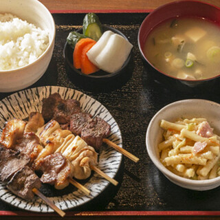 昼飲みも歓迎♪ボリュームたっぷりの定食がお得なランチタイム