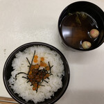 Uchikata - イクラ丼はイクラ少々。手鞠麩入の赤出し。