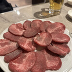 Yakiniku Kouzen - タン塩はコリっとした食感です。レモンを絞っていただきました。