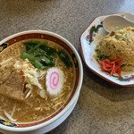 Chuka Soba Otsumami Hinodeken Fukushima Nishi Ten - にんにく味噌ラーメン、半炒飯