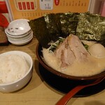 横濱家系ラーメン 神山 - 