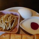 GEAR - ○パスタ
                        ペペロンチーノかと思いきや
                        何か違う味わいもするような？
                        
                        チョロっとしか無かったのでよく判らなかった？
                        冷えてても美味しい味わい
                        
                        ○ヨーグルト
                        加糖ヨーグルトにジャム
                        
                        ○茹で卵